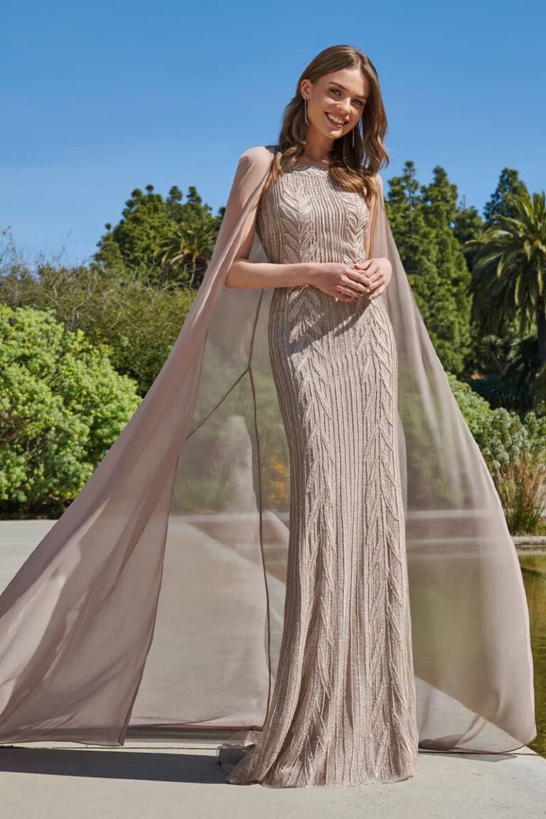 Vestido invitada de boda de Aire Barcelona con capa transparente